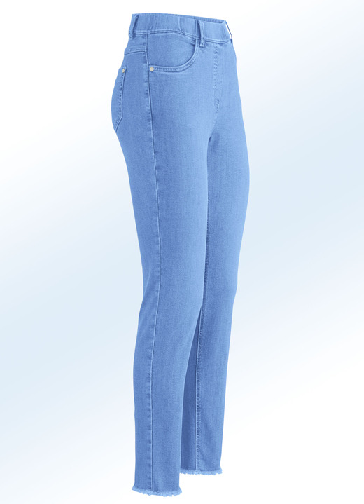Hosen in Schlupfform - Magic-Jeans mit angesagtem Fransensaum, in Größe 017 bis 052, in Farbe AZURBLAU Ansicht 1