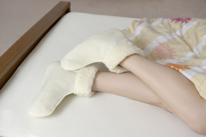 Wärme & Entspannung - Flauschige Schurwoll-Bettschuhe, in Größe L bis XL, in Farbe  Ansicht 1