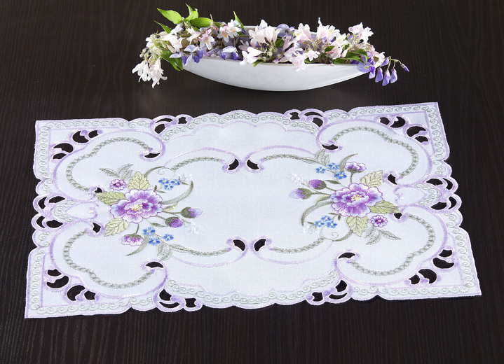 Tischdecken - Tischdecke oder Kissenbezug mit Blüten-Stickerei, in Größe 101 (Deckchen, 35x 50 cm) bis 404 (Kissenbezug, 40x 40 cm), in Farbe WEISS-BUNT Ansicht 1