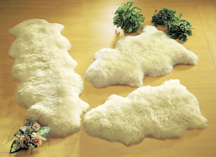 Bettumrandungen - Bettumrandung aus echtem Lammfell in Tierform Ansicht 2 Bettumrandungen - Bettumrandung aus echtem Lammfell in Tierform, in Farbe NATURWEISS Ansicht 2