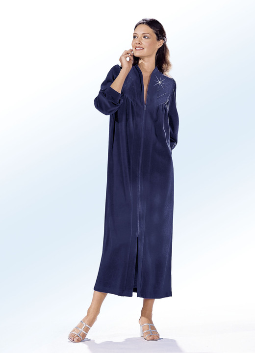 Hausmäntel - Hausmantel mit Strasszier, in Größe 038 bis 058, in Farbe BURGUND Ansicht 3