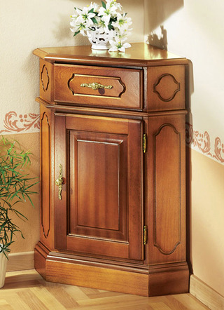 Eck-Kommode mit eleganten, goldfarbenen Metallgriffen