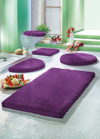 Badgarnituren - Mesana Badgarnitur mit rutschhemmender Rückseite – Farbe AUBERGINE Badgarnituren - Mesana Badgarnitur mit rutschhemmender Rückseite, in Größe 100 (Vorleger halbrund, 50/ 80 cm) bis 112 (Deckelbezug, 47/ 50 cm), in Farbe BORDEAUX