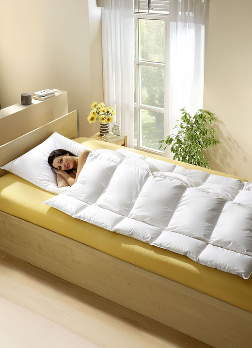Bettwaren - Anschmiegsame Körperform-Daunendecke, in Größe 103 (Decke 135/200 cm) bis 403 (4-teiliges Sparset 2x 80/80 cm + 2x 135/200 cm), in Farbe WEISS, in Ausführung 3-Kammer-Kissen Ansicht 1