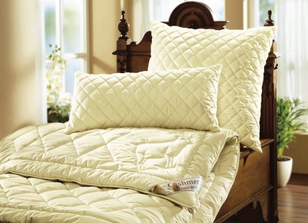 Bettwaren - Mesana Bettwarenprogramm mit feinsten und hochwertigen Edelhaaren – Farbe ECRUE – Ansicht  Bettwaren - Mesana Bettwarenprogramm mit feinsten und hochwertigen Edelhaaren, in Größe 103 (135/200 cm) bis 112 (200/200 cm), in Farbe ECRUE, in Ausführung Leicht-Steppbett – Farbe ECRUE – Ansicht