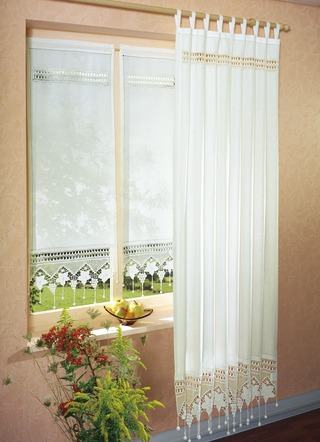 Handgefertigte Fensterdekoration im Landhaus-Stil