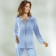 Schlafanzüge & Shortys - Schlafanzug, Langarm mit V-Ausschnitt und Spitze, in Größe 036 bis 054, in Farbe BLEU