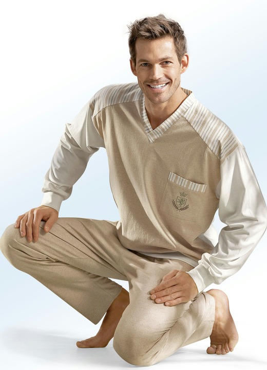 - Götting Schlafanzug mit V-Ausschnitt und Bündchen, Naturfaser, in Größe 025 bis 060, in Farbe CAMEL MEL-ECRU