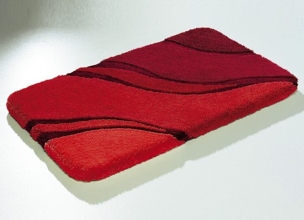Kleine Wolke - Moderne Badgarnitur von Kleine Wolke – Farbe RUBIN – Ansicht  Kleine Wolke - Moderne Badgarnitur von Kleine Wolke, in Größe 100 (Vorleger halbrund, 50/ 80 cm bis 112 (WC-Deckelbezug mit Kordel, 47/ 50 cm)), in Farbe LILA – Farbe RUBIN – Ansicht