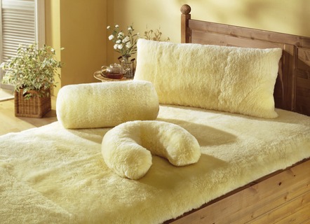 Bettwaren - Merino-Lammfell-Serie von Kaiser aus reinem Naturlammfell, in Größe 110 (Kissen, 1 Fellseite 20x40 cm) bis 136 (Naturform, Länge ca. 110 cm), in Farbe NATUR
