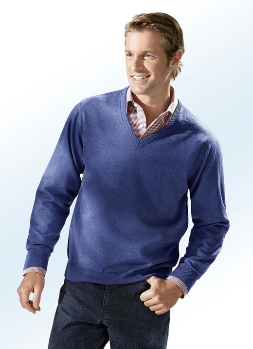 Uni - Pullover in 4 Farben mit V-Ausschnitt, in Größe 046 bis 062, in Farbe JEANSBLAU MELIERT Ansicht 1