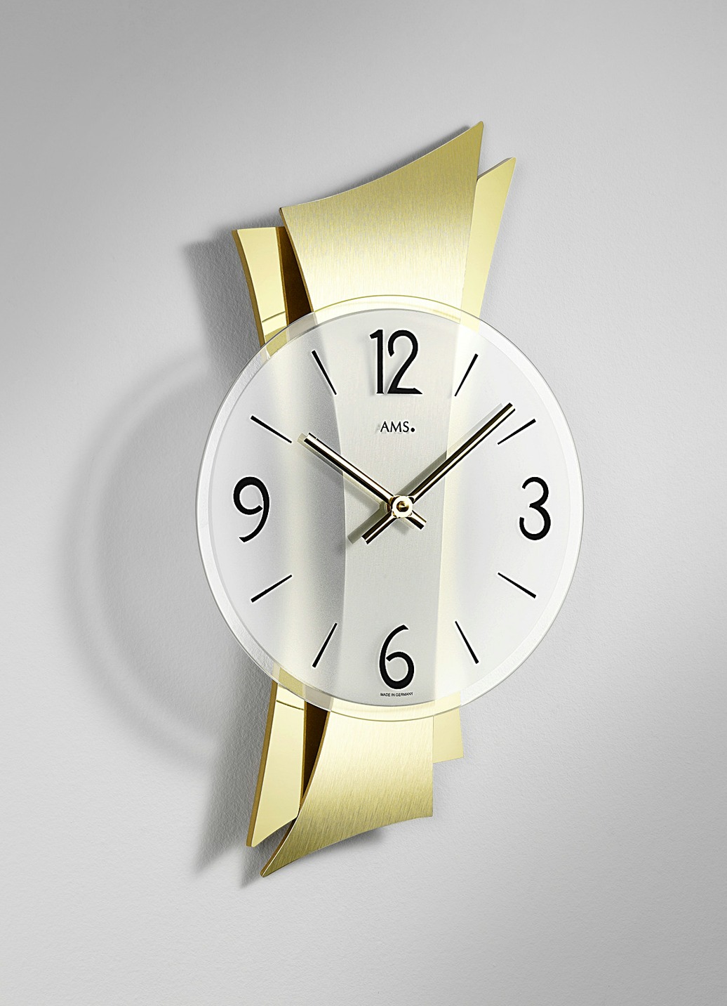 Wanduhr Wohnzimmer Gold Hochwertige Wanduhr aus Messing mit geschwungener Rückwand