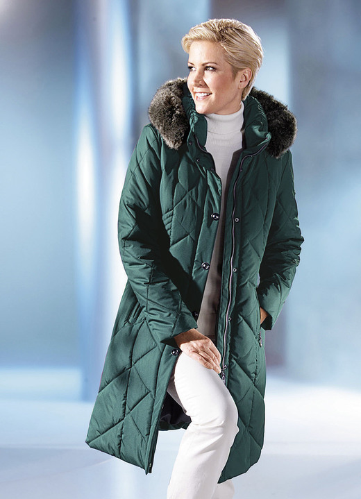 Wintermäntel - Mantel mit figurfreundlichem Stepp, in Größe 036 bis 056, in Farbe BEERE Ansicht 3