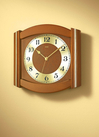 Funk-Wanduhr aus massivem Holz
