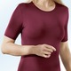 Unterhemden - Zweierpack Shirts mit elastischen Abschlüssen – Farbe 1X BORDEAUX, 1X MARINE – Ansicht 1 Unterhemden - Zweierpack Shirts mit elastischen Abschlüssen, in Größe 036 bis 052, in Farbe 1X GRAFIT, 1X JEANSBLAU – Farbe 1X BORDEAUX, 1X MARINE – Ansicht 1