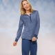 Schlafanzüge & Shortys - Interlock Schlafanzug, Knopfleiste und Bündchen – Farbe INDIGO-HELLBLAU Schlafanzüge & Shortys - Interlock Schlafanzug, Knopfleiste und Bündchen, in Größe 032 bis 050, in Farbe INDIGO-HELLBLAU