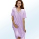 Kurzarm - Nachthemd, Kurzarm mit V-Ausschnitt und Spitze – Farbe FLIEDER Kurzarm - Nachthemd, Kurzarm mit V-Ausschnitt und Spitze, in Größe 038 bis 060, in Farbe GLETSCHER