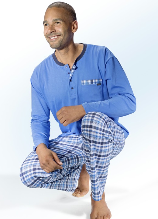 Schlafanzüge - Schlafanzug mit Knopfleiste, Brusttasche und Karodessin, in Größe 046 bis 060, in Farbe AZURBLAU-BUNT Ansicht 1