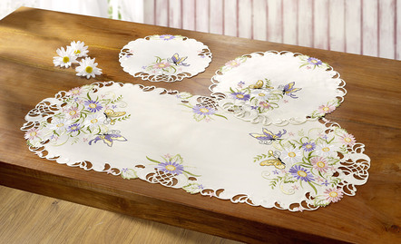 Tisch- und Raumdekoration mit Blüten und Schmetterlingen
