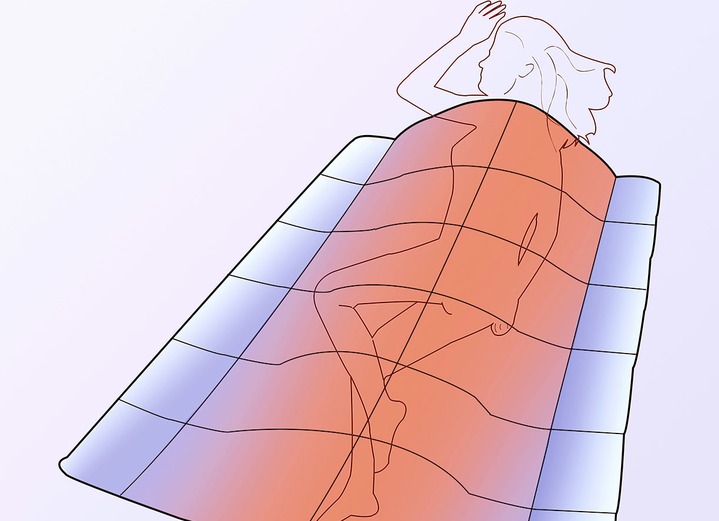 Bettwaren - Anschmiegsame Körperform-Daunendecke, in Größe 103 (Decke 135/200 cm) bis 403 (4-teiliges Sparset 2x 80/80 cm + 2x 135/200 cm), in Farbe WEISS, in Ausführung 3-Kammer-Kissen Ansicht 3