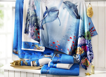 - Frottier-Serie mit einer aufregenden Unterwasserwelt, in Größe 200 (1 Handtuch Bordüre, 50/100 cm) bis 303 (1 Duschtuch Allover, 70/140 cm), in Farbe BLAU – Farbe BLAU – Ansicht 