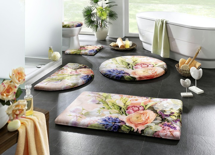 Badgarnitur Mit Blumen In Romantischer Farbgebung Badgarnituren Bader