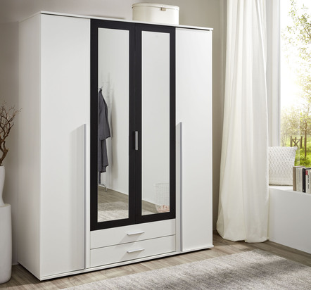 Kleiderschrank in zeitloser Optik