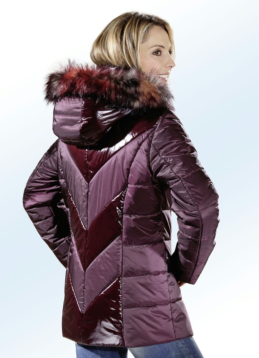 - Jacke in trendgenauem Materialmix mit Lackoptik, in Größe 036 bis 052, in Farbe AUBERGINE Ansicht 1
