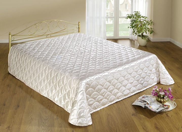 Tagesdecken - Edel glänzende Tagesdecke und Kissenbezüge mit Steppung in Muscheloptik, in Größe 873 (für Einzelbett, 135x210 cm) bis 924 (1 Kissenbezug, 40 x 80 cm), in Farbe CREME Ansicht 1