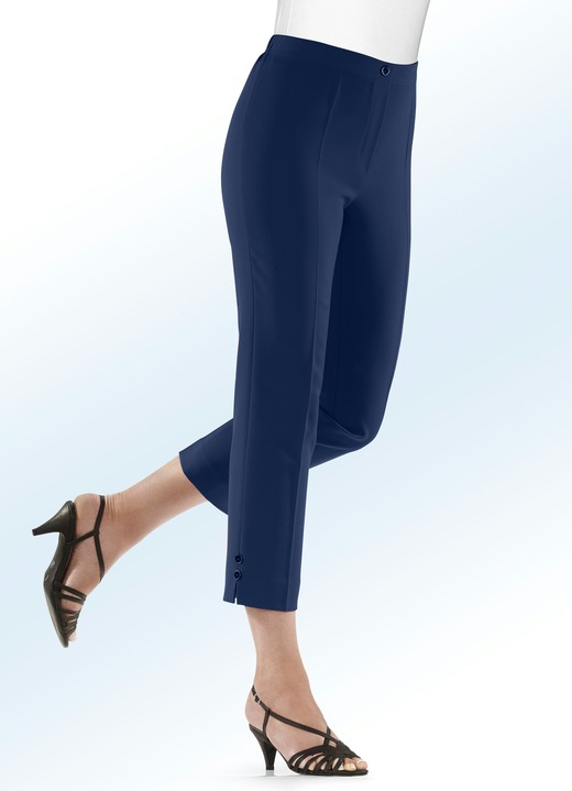 Hosen - Hose mit aparten Zierknöpfen am Saumabschluss, in Größe 018 bis 058, in Farbe WEISS Ansicht 6