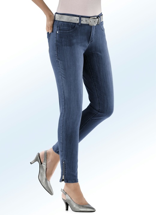 Hosen mit Knopf- und Reißverschluss - Magic-Jeans mit modischen Reißverschlüssen an den Beinabschlüssen, in Größe 017 bis 050, in Farbe JEANSBLAU Ansicht 1
