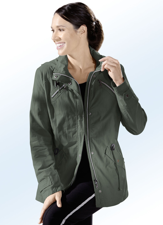 Kurz - Jacke in 2 Farben mit Kordelzug in der Taille, in Größe 036 bis 052, in Farbe OLIV Ansicht 1