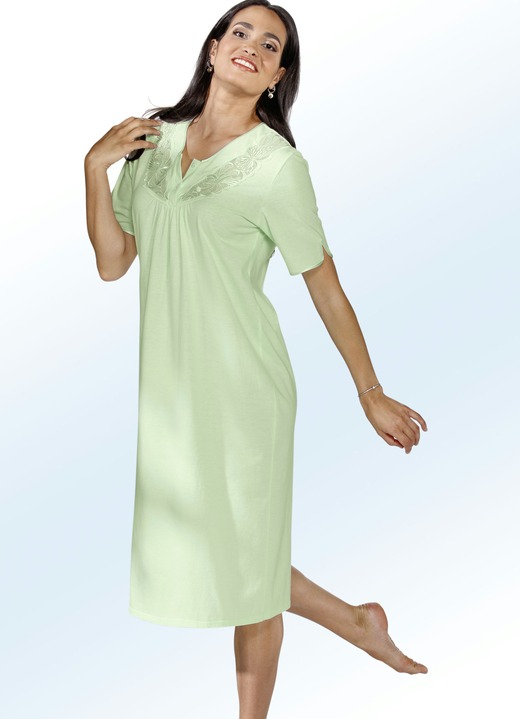 Nachtwäsche - Nachthemd mit Knopfleiste und Tüllstickereispitze, in Größe 040 bis 062, in Farbe LINDGRÜN