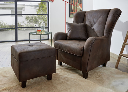 Sessel mit Kissen und Hocker