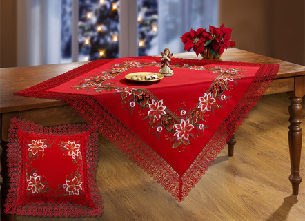 Tisch- und Raumdekoration mit Makrameeborte und floralen Stickereien