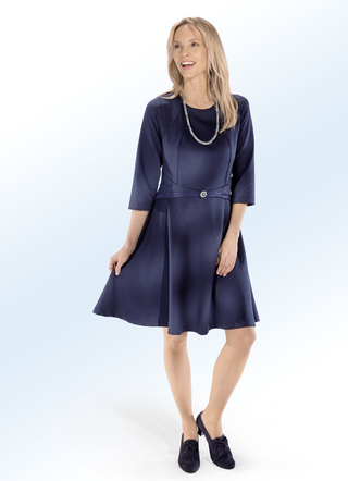 Kleid mit Schmuckbrosche