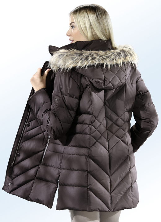 Daunenjacke in 2 Farben mit verschiedenen Steppvariationen Daunenjacke in 2 Farben mit verschiedenen Steppvariationen