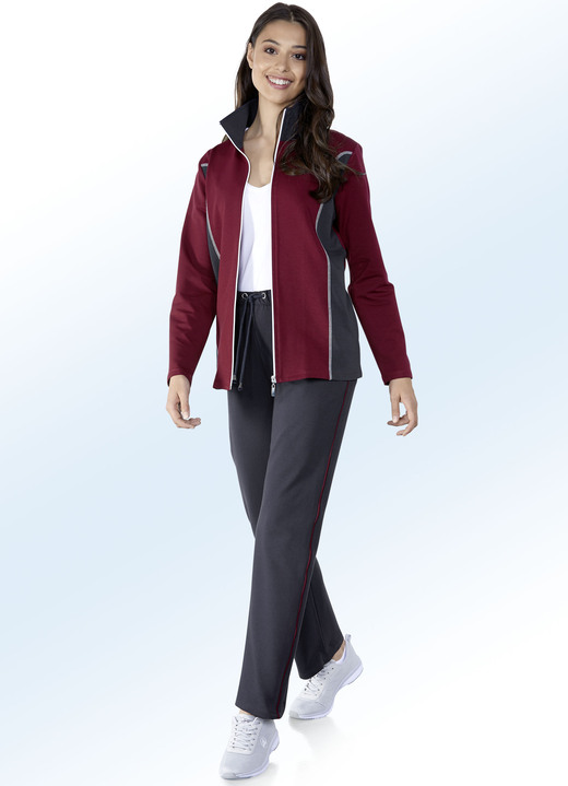 Damenmode - Freizeitanzug mit Kontrasteinsatz am Kragen Damenmode - Freizeitanzug mit Kontrasteinsatz am Kragen, in Größe 019 bis 050, in Farbe BORDEAUX-MARINE