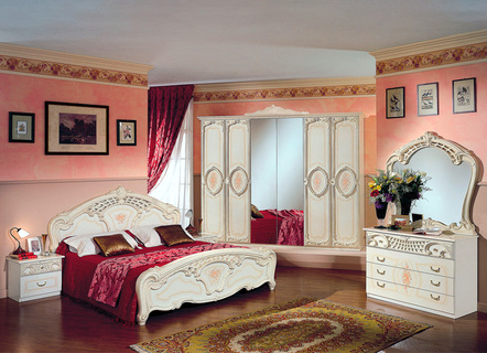 Schlafzimmermöbel mit Hochglanz-Oberfläche und aufwendiger Reliefzier