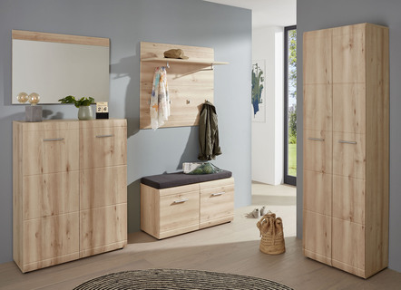 Garderobenserie mit gerundeten, profilierten MDF-Fronten