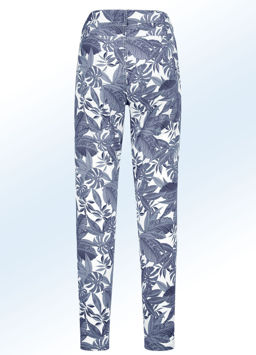 Hosen - Hose in trendiger Blätter-Dessinierung Ansicht 2 Hosen - Hose in trendiger Blätter-Dessinierung, in Größe 017 bis 052, in Farbe JEANSBLAU-WEISS Ansicht 2