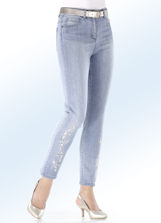 Hosen mit Knopf- und Reißverschluss - Edel-Jeans mit Stickerei-Applikationen und Glitzersteinchen, in Größe 017 bis 052, in Farbe HELLBLAU Ansicht 1