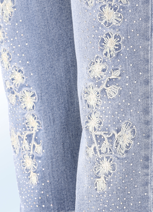 Hosen mit Knopf- und Reißverschluss - Edel-Jeans mit Stickerei-Applikationen und Glitzersteinchen, in Größe 017 bis 052, in Farbe HELLBLAU Ansicht 3