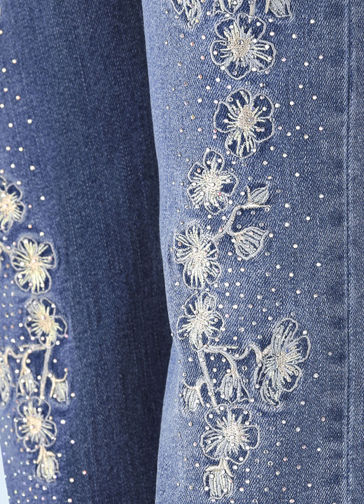 Hosen mit Knopf- und Reißverschluss - Edel-Jeans mit Stickerei-Applikationen und Glitzersteinchen, in Größe 017 bis 052, in Farbe HELLBLAU Ansicht 6