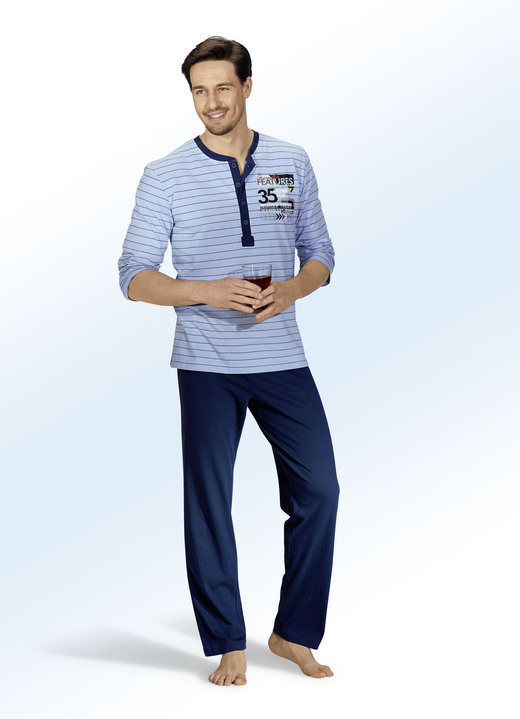 Schlafanzüge - Zweierpack Schlafanzüge mit langer Knopfleiste, garngefärbtem Ringeldessin und Druckmotiv, in Größe 046 bis 062, in Farbe 1X BORDEAUX-ANTHRAZIT, 1X HELLBLAU-MARINE Ansicht 2