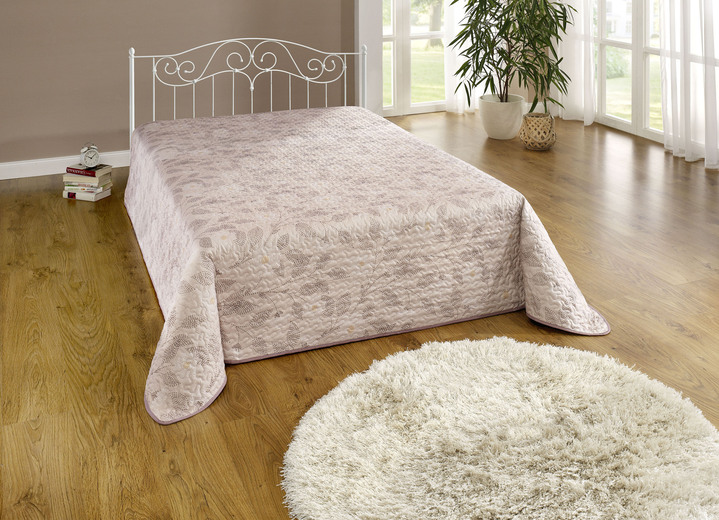 - Naturnahe Tagesdecke und Kissenbezüge mit Blätterranken-Dessin, in Größe 873 (für Einzelbett, 135x210 cm) bis 920 (2 Kissenbezüge, 40x 40 cm), in Farbe ROSÉ Ansicht 1