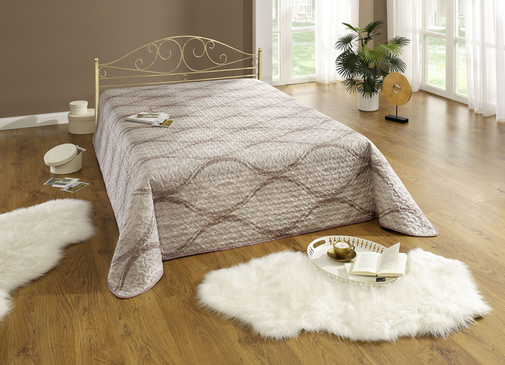 - Tagesdecke und Kissenbezüge mit Wellen-Dessin, in Größe 873 (Einzelbett, 135x210 cm) bis 920 (2 Kissenbezüge, 40x 40 cm), in Farbe BEIGE-BRAUN Ansicht 1