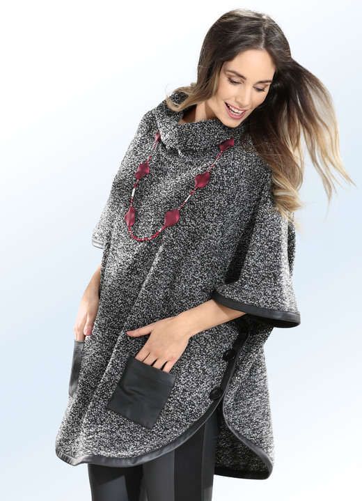 Pullover & Strickmode - Poncho mit Lederimitatakzenten, in Größe 040 bis 060, in Farbe SCHWARZ-GRAU MELIERT