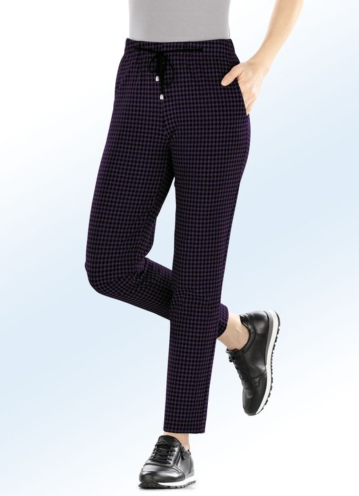- Hose im aktuellen Joggpant-Style, in Größe 018 bis 056, in Farbe SCHWARZ-VIOLETT