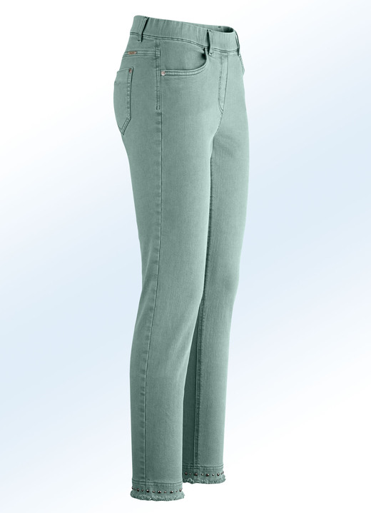 Hosen mit Knopf- und Reißverschluss - Magic-Jeans mit toller Nietenzier sowie angesagtem Fransensaum, in Größe 017 bis 052, in Farbe JADEGRÜN Ansicht 1